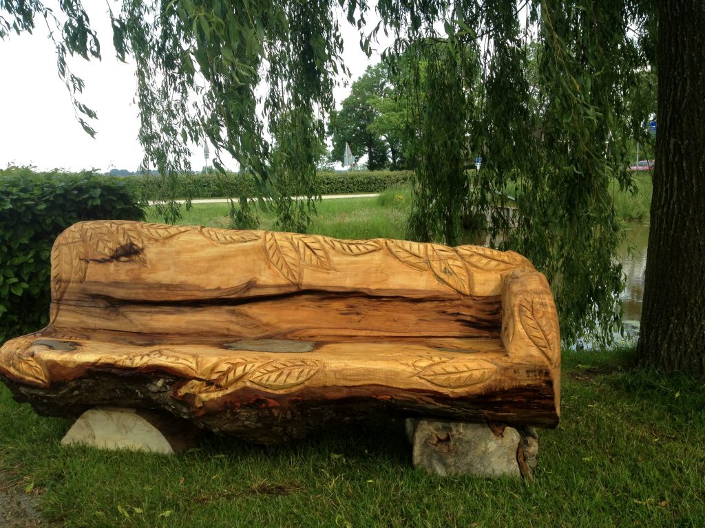 Boomzaagkunst, houten bank